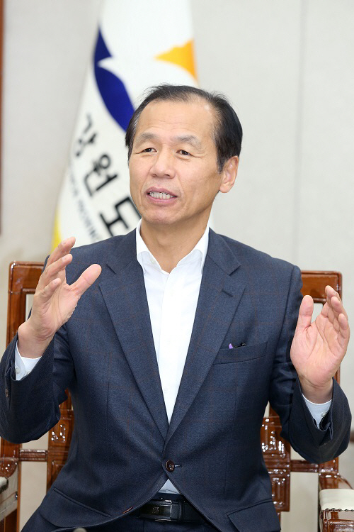 [에경ㅣ인터뷰] Governor Moon-soon Choi “I am proud of being selected as an excellent example of a resident-participating business model”