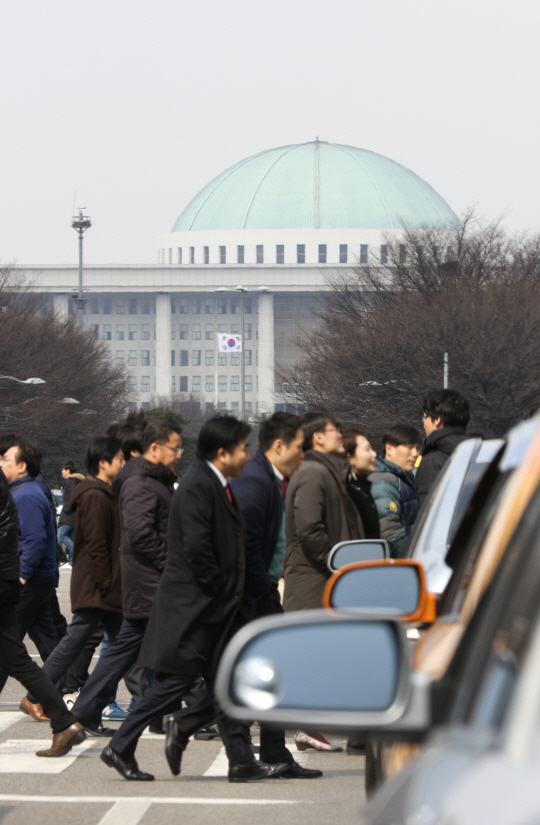 꽃바람에 움츠린 직장인