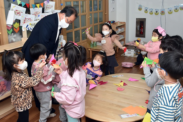 [포토] 김석준 부산교육감, ‘명지가온유치원’ 방문