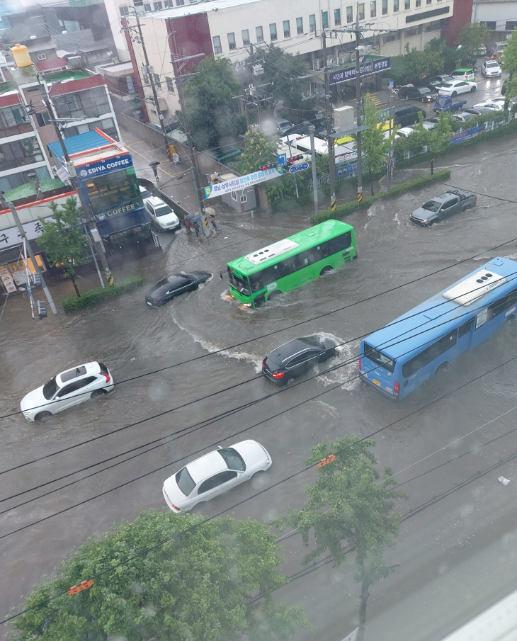 폭우로 침수된 인천 도로