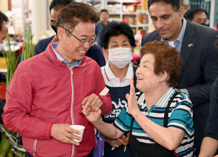 이철우 도지사, 경산공설시장에서 추석명절 장보기 나서