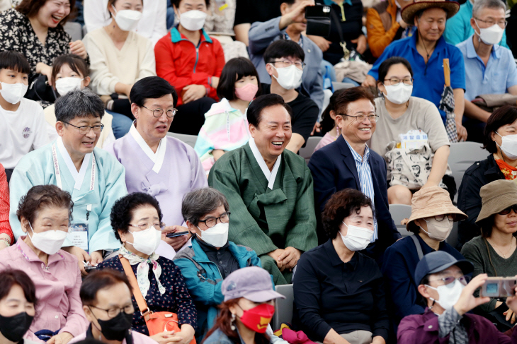 권기창 안동시장, 이철우 도시자와 신명과 흥이 넘치는 탈춤 공