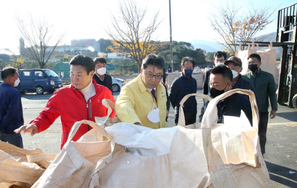 홍태용 김해시장, 건조벼 첫 수매 현장 찾아