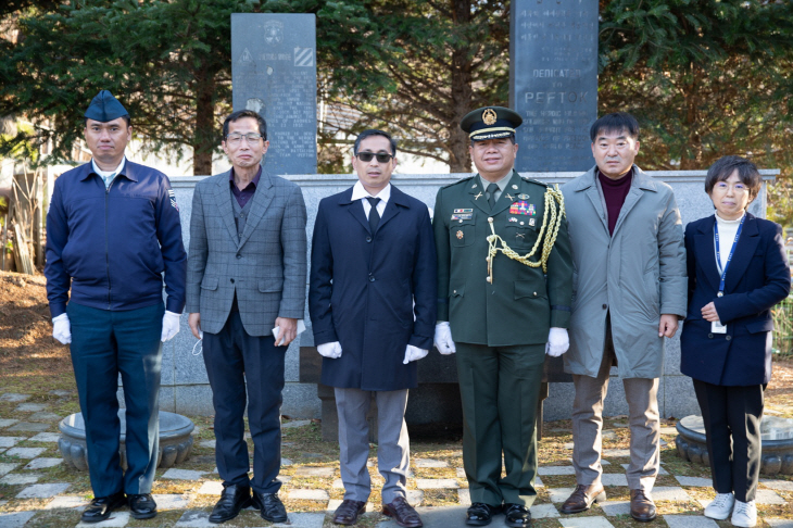 주한필리핀 총영사 일행 26일 필리핀 참전비 헌화