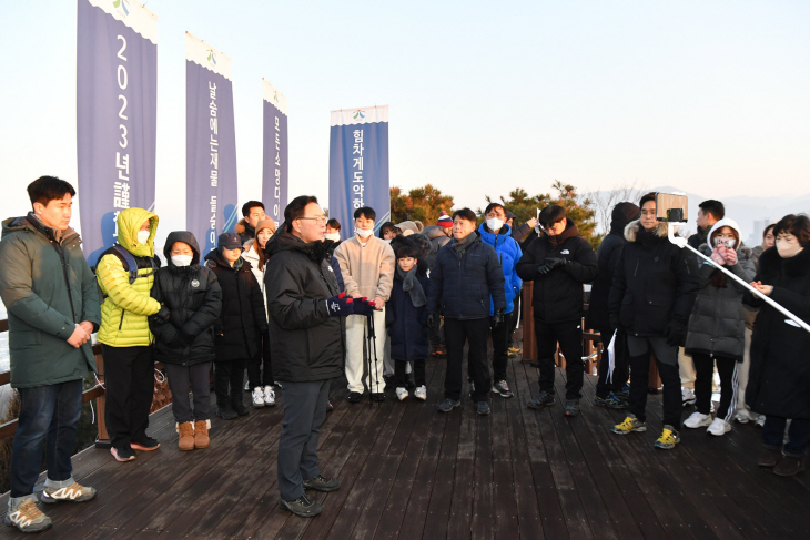 강수현 양주시장 독바위 정상에서 새해인사 전달