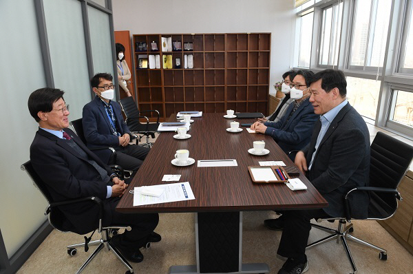 정종복 기장군수, KBO 허구연 총재와 협력사업 협의