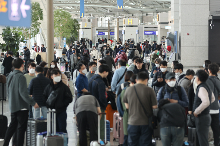 다시 열린 해외여행길…붐비는 공항<YONHAP NO-2322>