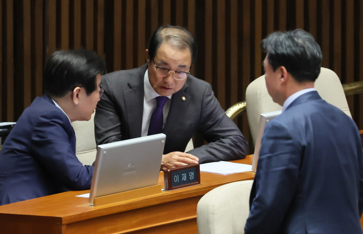 이성만 의원과 대화하는 이재명 대표