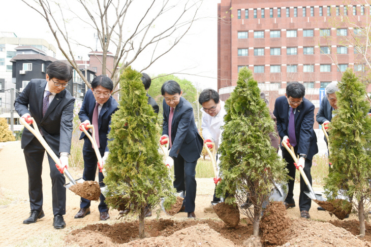 [사진2] 창업숲마당 식목행사