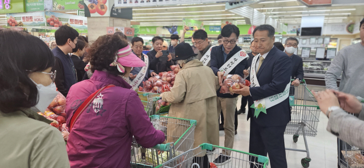 27일 고양유통센터에서 영주 우수 농특산물 판촉행사가 진행