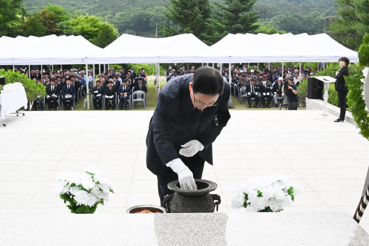 강수현 양주시장 6일 제68회 현충일 추념식 분향