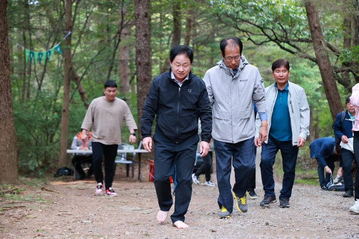 광릉숲을 맨발로 걷고 있는 주광덕 남양주시장