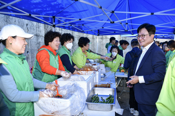 김병수 김포시장 11일 제27회 노인의날 오찬 장소 순회