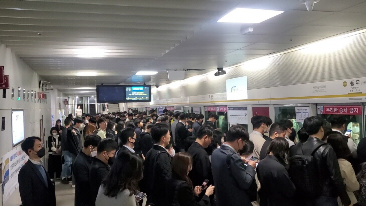 23일 오전 7시54분 김포골드라인 풍무역 현장