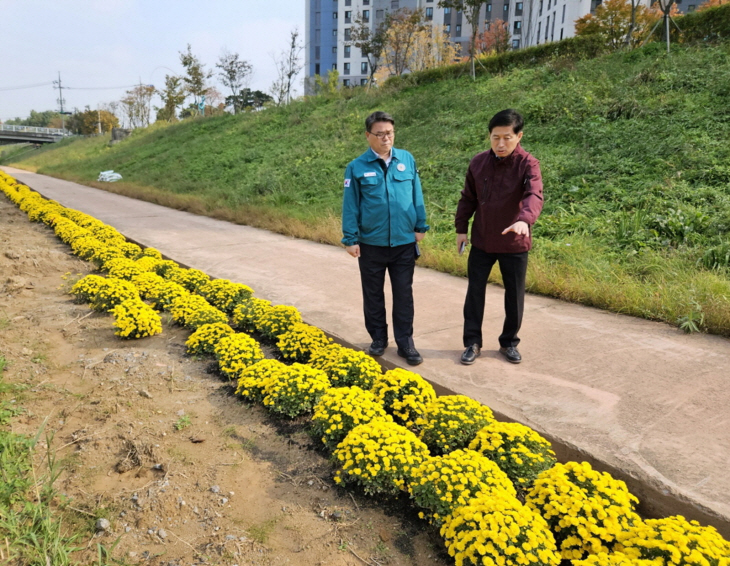 신승호 환경녹지국장과 신동진 하천과장 나진포천 로드체킹