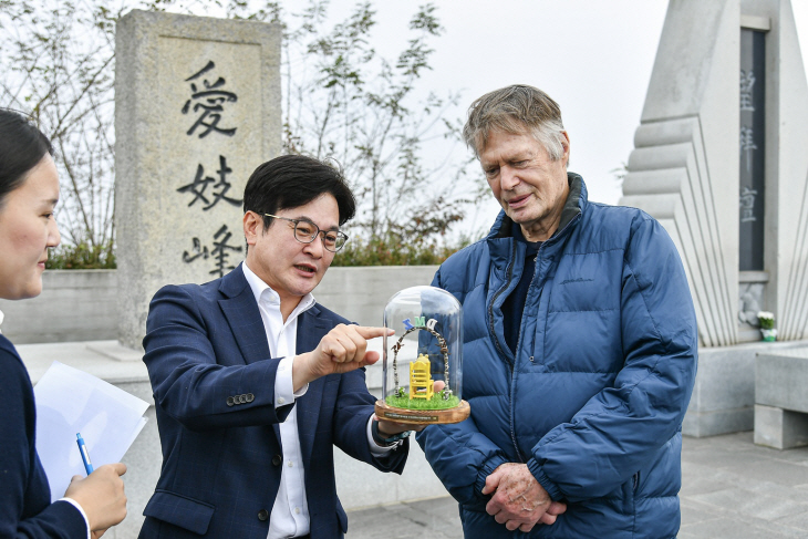 김병수 김포시장(왼쪽), 르 클레지오 노벨문학상 수상작가