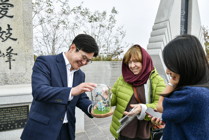 김병수 김포시장, 알렉시예비치 노벨문학상 수상작가