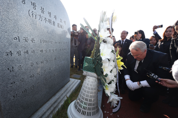 인요한 위원장 무릎꿇고 5·18 참배