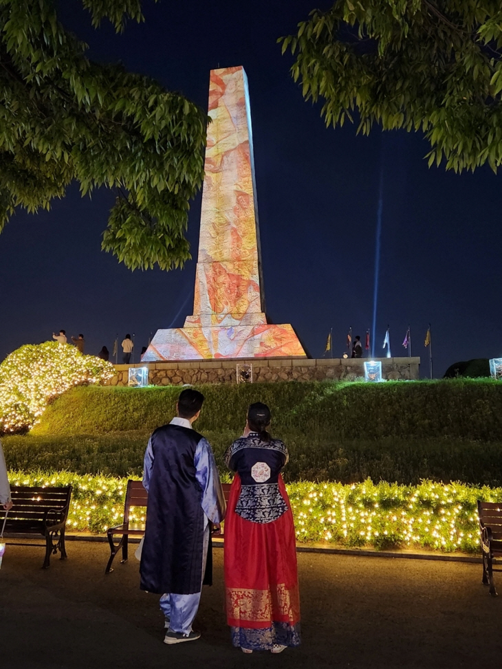 행주가 예술이야(夜)에서 한복 입고 관람하는 시민들