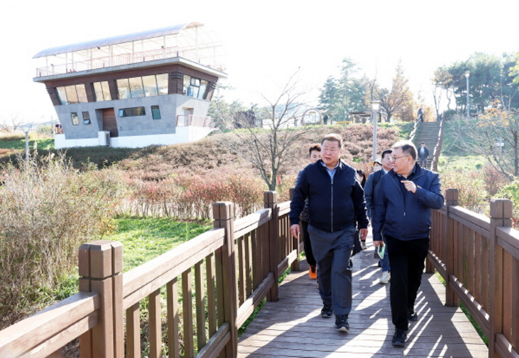 김경일 파주시장 8일 김포-고양 맨발걷기 산책로 벤치마킹