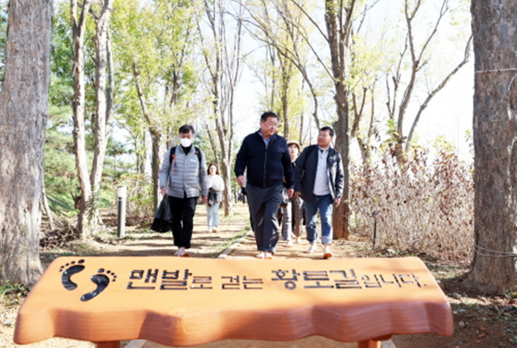 김경일 파주시장 8일 김포-고양 맨발걷기 산책로 벤치마킹