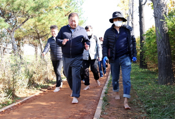 김경일 파주시장 8일 김포-고양 맨발걷기 산책로 벤치마킹