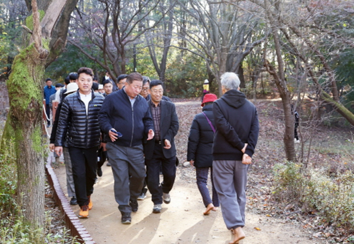 김경일 파주시장 8일 김포-고양 맨발걷기 산책로 벤치마킹