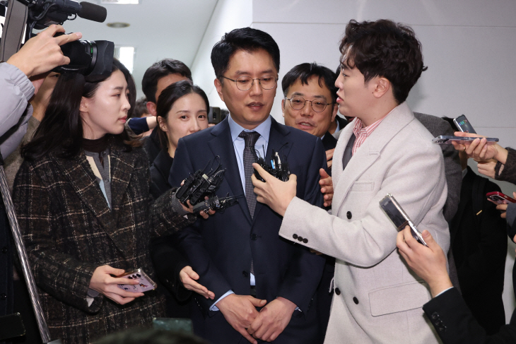 취재진 질문에 답하는 류긍선 대표<YONHAP NO-3245>