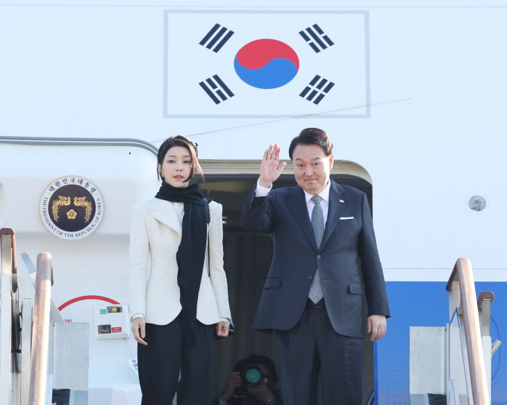 영국 국빈방문 출국하는 윤석열 대통령 내외