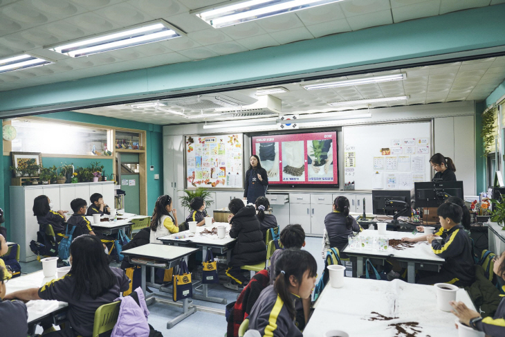 현대글로비스가 교실 숲 조성 봉사활동을 펼친 초등학교에서 아