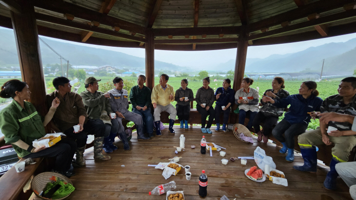 박현국 봉화군수가 외국인 계절근로자 농가 현장을 방문했다