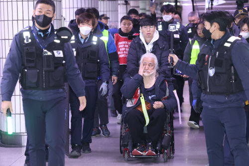 시청역 빠져나가는 박경석 전장연 대표