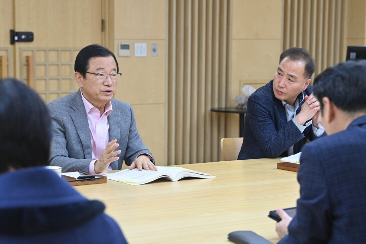 이현재 하남시장(왼쪽)-김교흥 부시장(오른쪽)