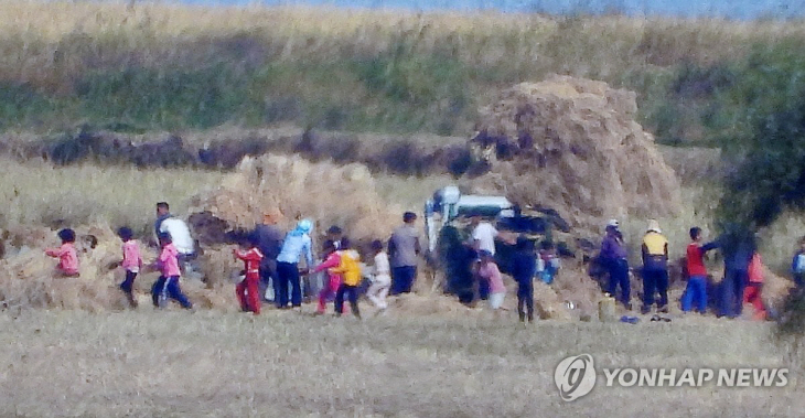 인천시 강화군 강화평화전망대에서 바라본 북한 황해북도 개풍