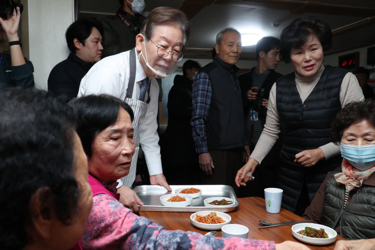 경로당 찾은 이재명 대표<YONHAP NO-2054>