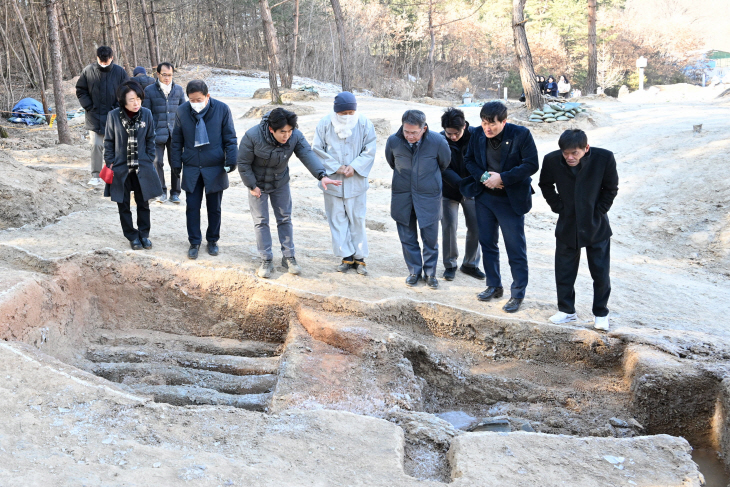 김진열군수, 통일신라 기와가마 설명을 듣고있다.