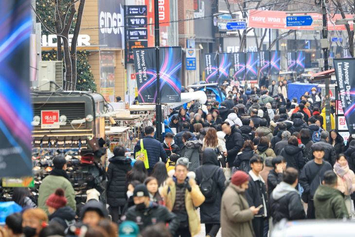 크리스마스에 명동 찾은 시민들<YONHAP NO-1228>