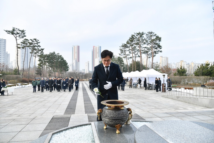 김병수 김포시장 2일 마산동 현충탑 헌화