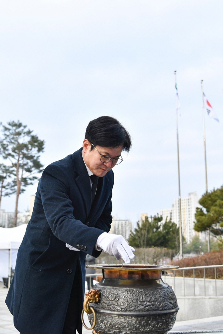 김병수 김포시장 2일 마산동 현충탑 분향