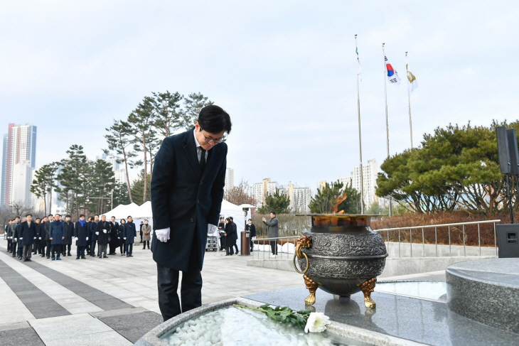 김병수 김포시장 2일 마산동 현충탑 묵념