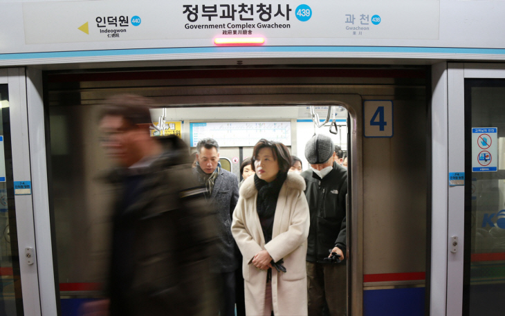 신계용 과천시장 2일 지하철4호선 타고 2024년 첫 출근