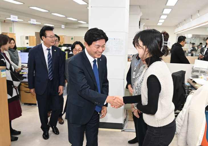 조용익 부천시장 원미구청 개청식 후 직원 격려