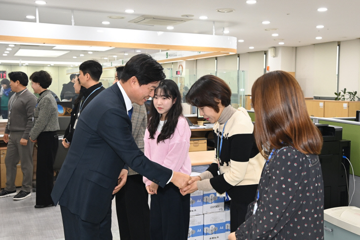 조용익 부천시장 오정구청 개청식 후 직원과 인사