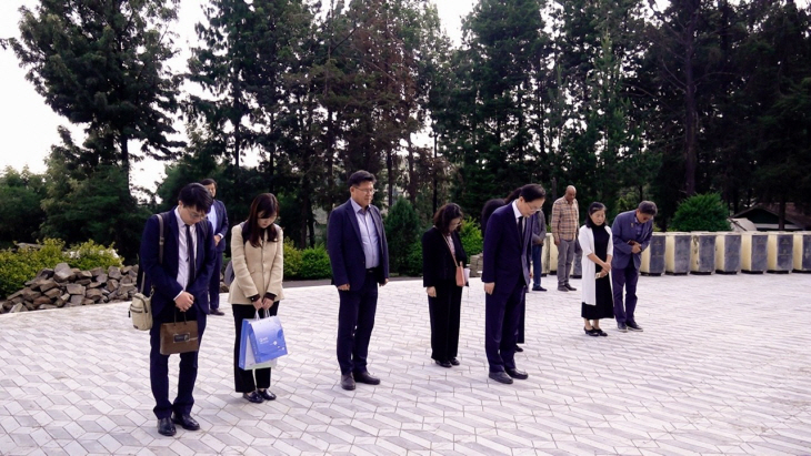 한국전 참전용사 기념비 참배 중인 임종식 교육감