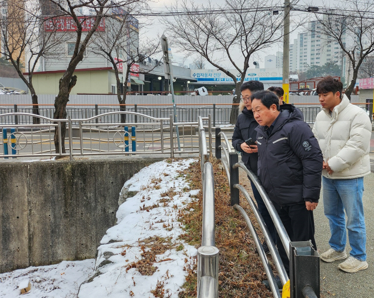 주광덕 남양주시장 ‘오남천 기름유출’ 방제현장 점검