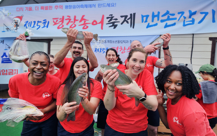 평창송어축제 찾은 외국인 방문객들<YONHAP NO-2416>