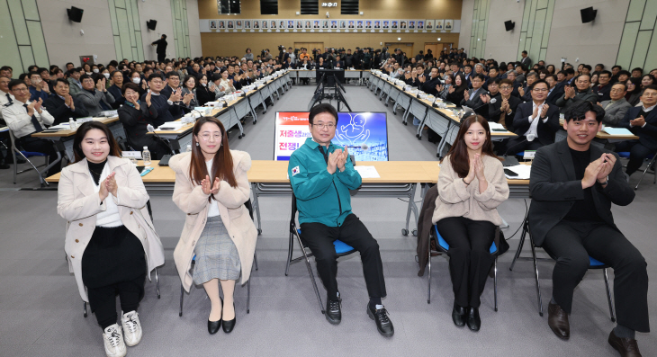 저출생 극복 끝장토론 기념촬영