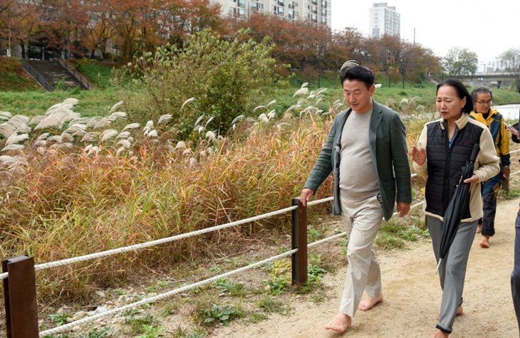 김동근 의정부시장 장암동 중랑천 '건강 흙길' 산책