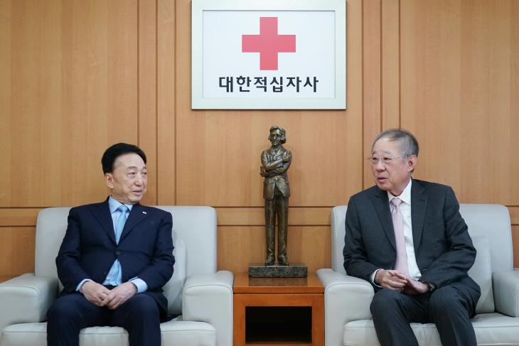 류진 한국경제인협회 회장(오른쪽)이 22일 서울 중구 대한적십