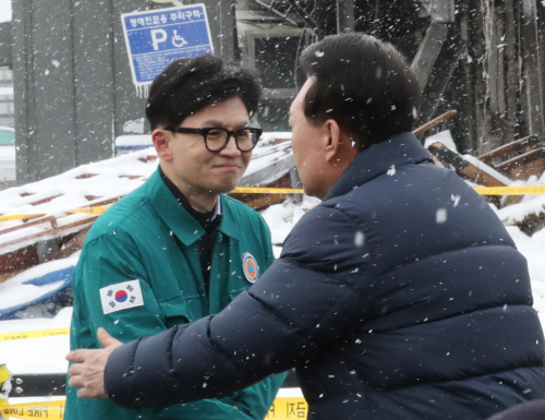 인사하는 윤석열 대통령과 한동훈 비대위원장